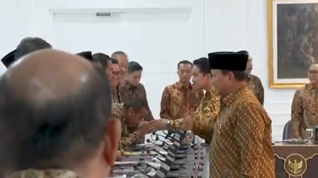 Publik Sorot Cara Jabat Tangan Bahlil ke Prabowo dan Gibran yang Beda: Nyaris Cium Tangan Wapres?