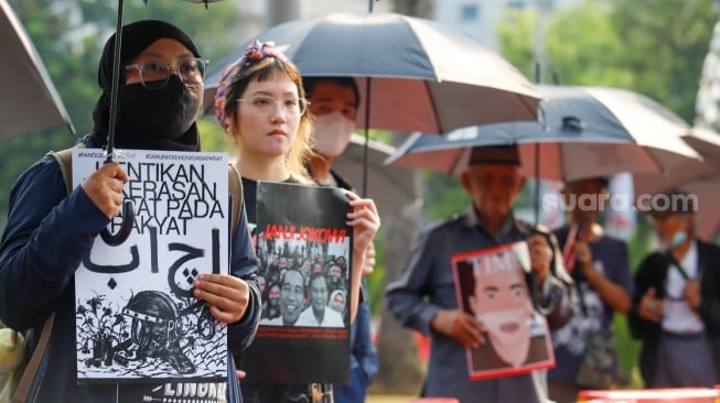 Sejumlah aktivis Jaringan Solidaritas Korban untuk Keadilan mengikuti Aksi Kamisan ke-837 di seberang Istana Merdeka, Jakarta, Kamis (24/10/2024).  [Suara.com/Alfian Winanto]