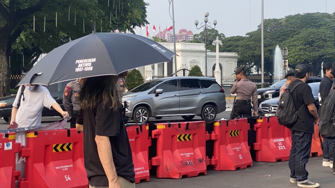 Aksi Kamisan Perdana pada era Presiden Prabowo Subianto di seberang Istana Kepresidenan, Jakarta Pusat, Kamis (24/101/2024). [Suara.com/Faqih]