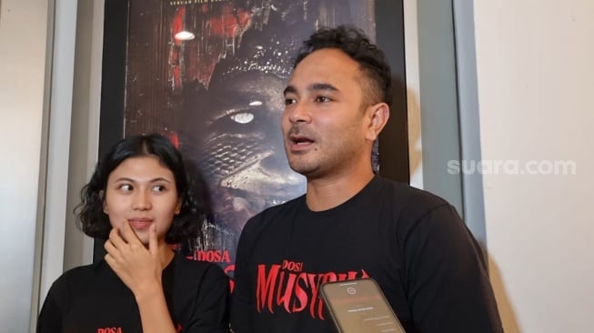 Marthino Lio dan istri, Delia Husein di kawasan Blok M, Jakarta, Kamis (24/10/2024). [Suara.com/Adiyoga Priyambodo]