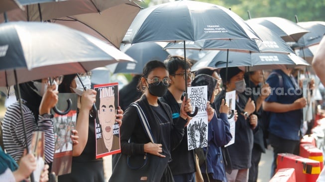 Sejumlah aktivis Jaringan Solidaritas Korban untuk Keadilan mengikuti Aksi Kamisan ke-837 di seberang Istana Merdeka, Jakarta, Kamis (24/10/2024).  [Suara.com/Alfian Winanto]