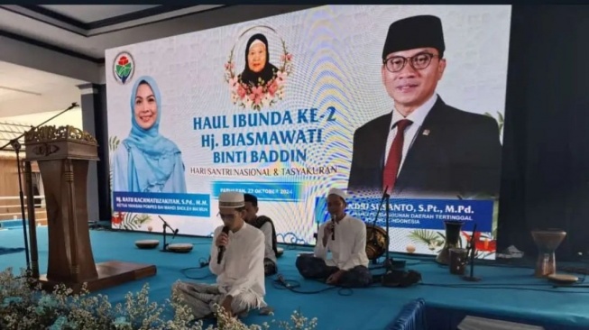 Logo Kementerian Desa Terpampang di Backdrop Haul Ibu Yandri Susanto, Netizen: Permintaan Maaf Cuma Sandiwara?