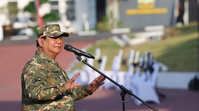 Presiden Prabowo Subianto memberi arahan kepada para menteri, wakil menteri, kepala badan/lembaga hingga utusan khusus Presiden saat menjalani retreat Kabinet Merah Putih di Akademi Militer (Akmil) Magelang, Jawa Tengah, Jumat (25/10/2024). [Handout/Tim Media Prabowo]