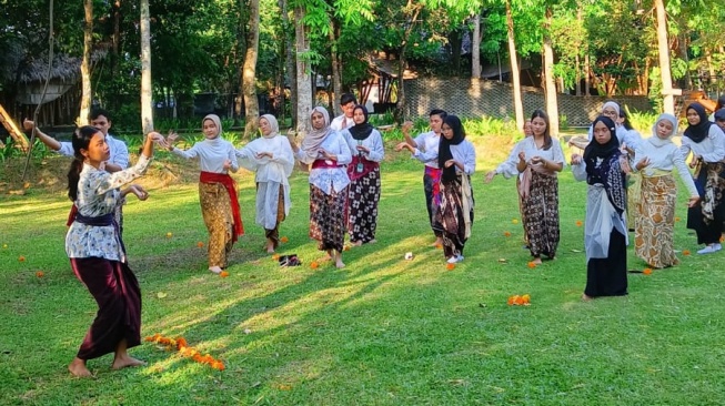 Para peserta Kharma Niskala tengah mengikuti meditasi gerak bersama Remen Jawi, Rabu (23/10/2024) [Yoursay/ Haqia]