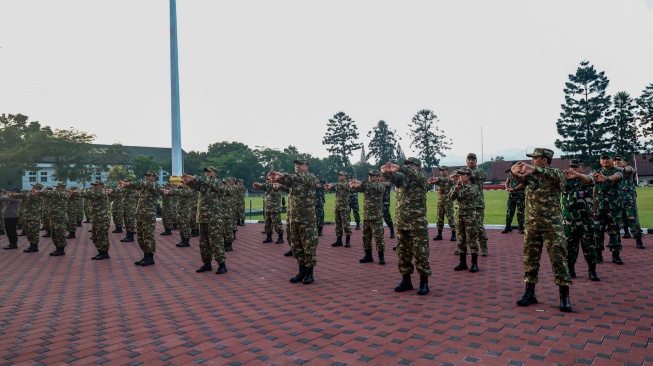 Presiden Prabowo Subianto bersama para menteri, wakil menteri, kepala badan/lembaga hingga utusan khusus Presiden saat menjalani retreat Kabinet Merah Putih di Akademi Militer (Akmil) Magelang, Jawa Tengah, Jumat (25/10/2024). [Handout/Tim Media Prabowo]