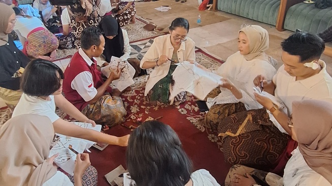 Para peserta mengikuti lokakarya membatik dan dipandu oleh teman-teman Difablezone Indonesia, Rabu (23/10/2024) [Yoursay/ Ayu Nabila]