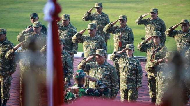 Presiden Prabowo Subianto bersama para menteri, wakil menteri, kepala badan/lembaga hingga utusan khusus Presiden saat menjalani retreat Kabinet Merah Putih di Akademi Militer (Akmil) Magelang, Jawa Tengah, Jumat (25/10/2024). [Handout/Tim Media Prabowo]