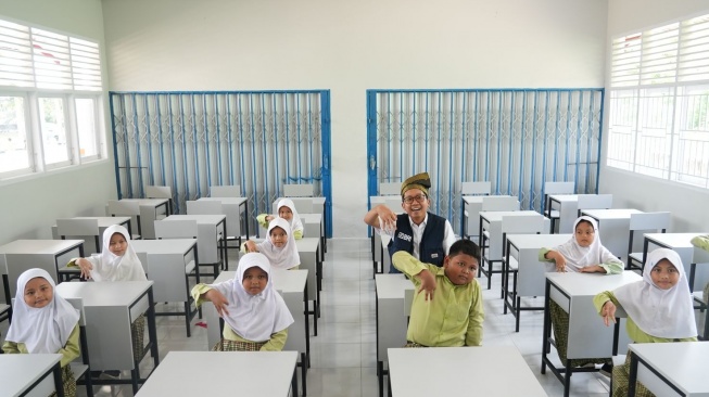 Kebahagiaan meliputi siswa-siswi SD Negeri (SDN) 001 Sungai Pagar, Kecamatan Kampar Kiri Hilir, Kabupaten Kampar, Provinsi Riau yang mendapatkan bantuan renovasi sekolah dari BRI Peduli. [BRI Peduli]