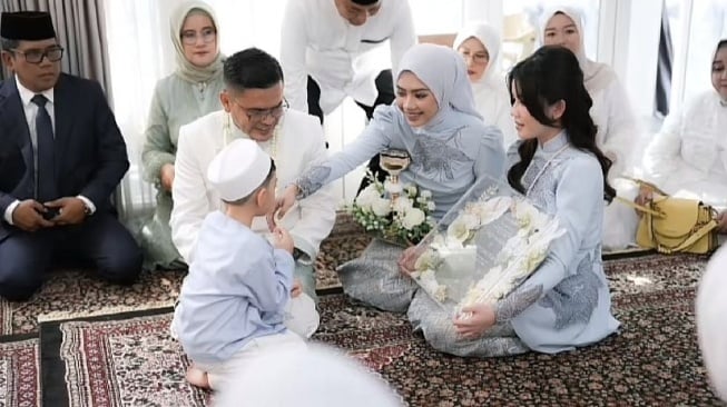 Potret keakraban Air Rumi Akbar bersama Haldy Sabri dan kakak sambung (Instagram/nunnadinni)