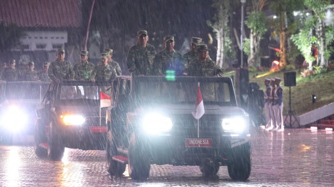 Momen Prabowo Tetap Semangat Cek Pasukan di Bawah Guyuran Hujan Deras