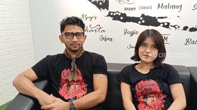 Alfie Alfandy dan Ashira Zamita saat hadir ke kantor Suara.com, Kamis (25/10/2024). [Suara.com/Rena Pangesti]