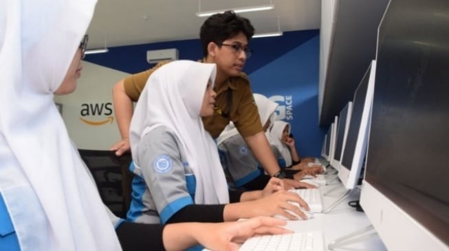 Wow! Laboratorium Cloud Computing Canggih Hadir di SMKN 1 Karawang