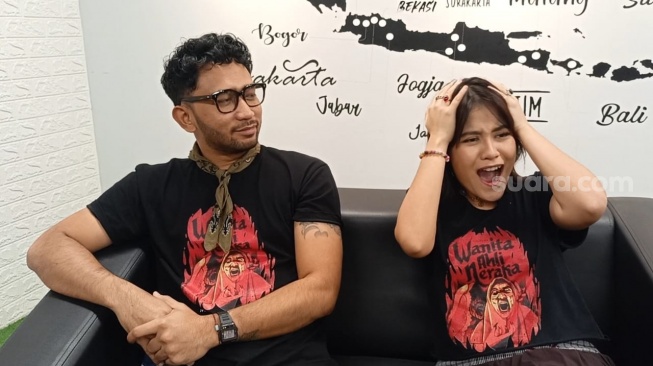 Alfie Alfandy dan Ashira Zamita saat hadir ke kantor Suara.com, Kamis (25/10/2024). [Suara.com/Rena Pangesti]