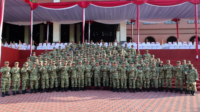 Presiden Prabowo Subianto foto bersama para menteri, wakil menteri, kepala badan/lembaga hingga utusan khusus Presiden saat menjalani retreat Kabinet Merah Putih di Akademi Militer (Akmil) Magelang, Jawa Tengah, Jumat (25/10/2024). [Handout/Tim Media Prabowo]