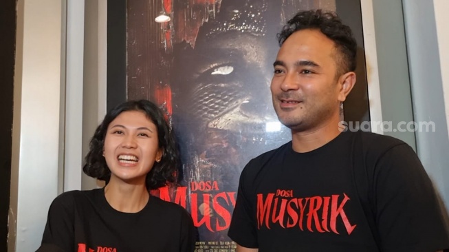 Marthino Lio dan istri, Delia Husein di kawasan Blok M, Jakarta, Kamis (24/10/2024). [Suara.com/Adiyoga Priyambodo]