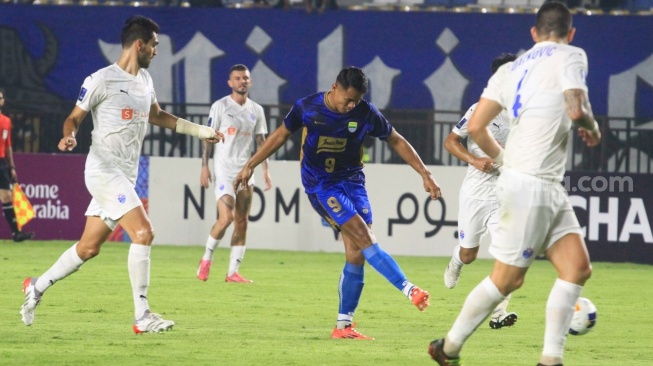 Persib Bandung harus puas berbagi poin dengan Lion City Sailors, setelah laga kandang Grup F AFC Champions League (ACL) 2 2024-20024, Kamis (24/10/2024), berakhir imbang 1-1. [Suara.com/Rahman]