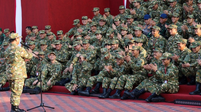 Presiden Prabowo Subianto memberi arahan kepada para menteri, wakil menteri, kepala badan/lembaga hingga utusan khusus Presiden saat menjalani retreat Kabinet Merah Putih di Akademi Militer (Akmil) Magelang, Jawa Tengah, Jumat (25/10/2024). [Handout/Tim Media Prabowo]