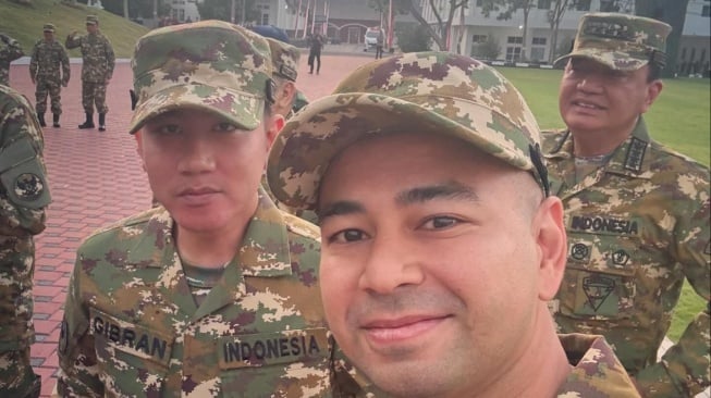 Gibran Rakabuming Raka dan Raffi Ahmad saat mengikuti pembekalan hari pertama di Akmil Magelang (Instagram/raffinagita1717)