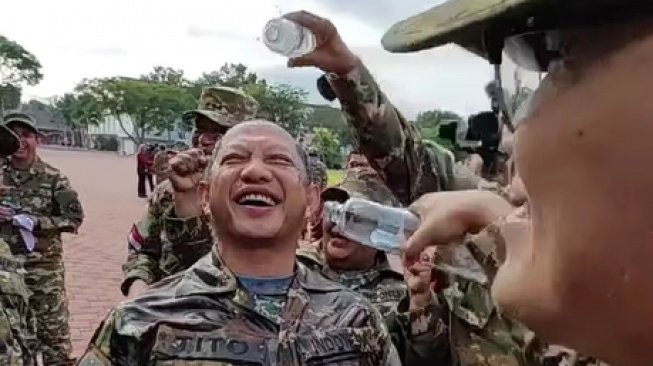 'Hujan' Air Mineral Warnai Ultah Mendagri Tito saat Retreat Kabinet Merah Putih di Akmil