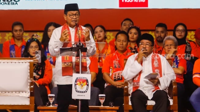 Calon Gubernur DKI Jakarta nomor urut tiga Pramono Anung dalam debat kedua Pilkada 2024 di Beach City International Stadium, Jakarta, Minggu (27/10/2024). [Suara.com/Alfian Winanto]