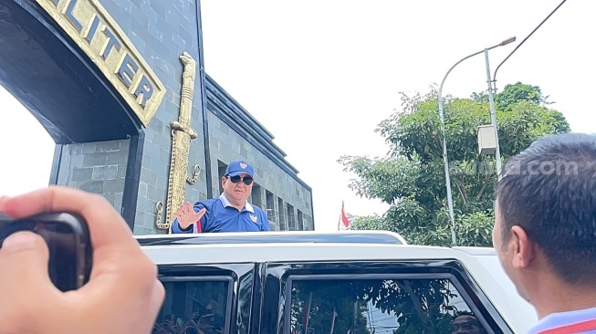 Memen Presiden Prabowo Subianto meninggalkan Akmil Magelang, Minggu (27/10/2024). (Suara.com/Novian)