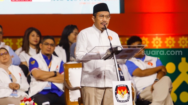 Calon Wakil Gubernur DKI Jakarta nomor urut satu Suswono dalam debat kedua Pilkada 2024 di Beach City International Stadium, Jakarta, Minggu (27/10/2024). [Suara.com/Alfian Winanto]