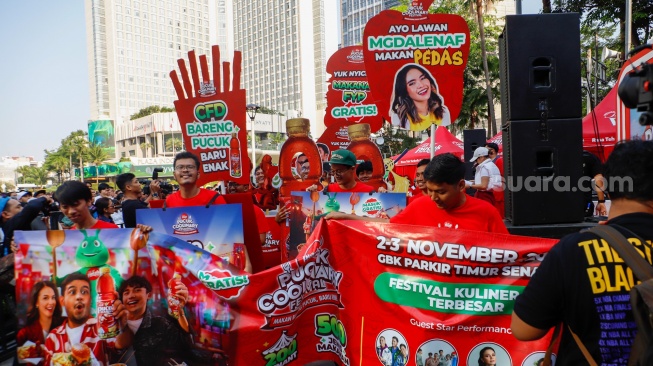 Warga mengikuti parade acara Pucuk Coolinary Festiv saat Car Free Day di Bundaran HI, Jakarta, Minggu (27/10/2024). [Suara.com/Alfian Winanto]