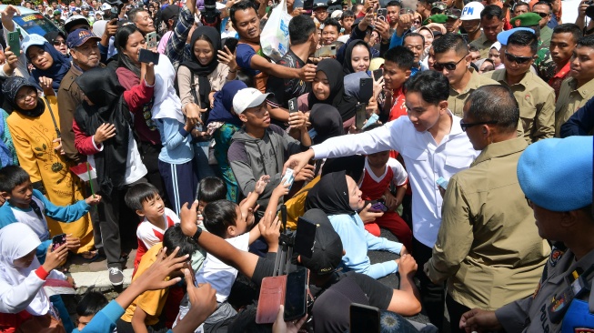 Wakil Presiden Gibran Rakabuming Raka blusukan ke Pasar Gotong Royong, Magelang, Jawa Tengah, Minggu (27/10/2024). [Foto: BPMI Setwapres]