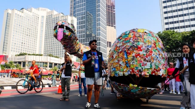 Penampakan Replika Paus dan Ular Raksasa dari Sampah Keliling Car Free Day