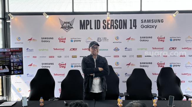 Manager Mobile GTM Regional Jabar Telkomsel Iqbal Soeriawinata saat konferensi pers di sela-sela gelaran turnamen Mobile Legends MPL ID yang digelar di Eldorado Dome, Bandung, Jumat (25/10/2024). [Suara.com/Dicky Prastya]