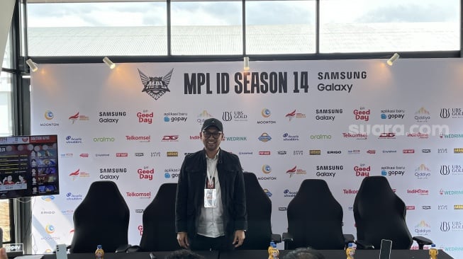 Manager Mobile GTM Regional Jabar Telkomsel Iqbal Soeriawinata saat konferensi pers di sela-sela gelaran turnamen Mobile Legends MPL ID yang digelar di Eldorado Dome, Bandung, Jumat (25/10/2024). [Suara.com/Dicky Prastya]