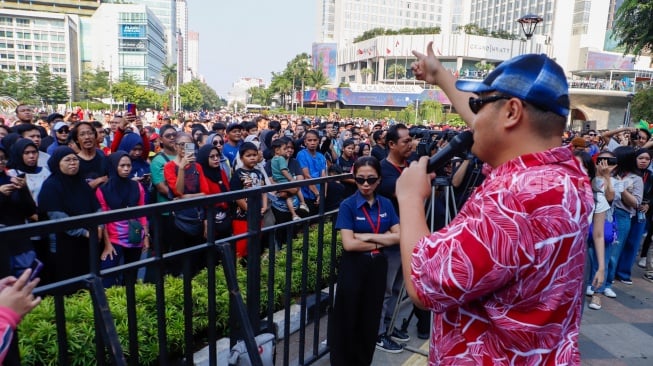 Penyanyi Reza Chandika tampil menghibur warga saat Car Free Day di Bundaran HI, Jakarta, Minggu (27/10/2024). [Suara.com/Alfian Winanto]