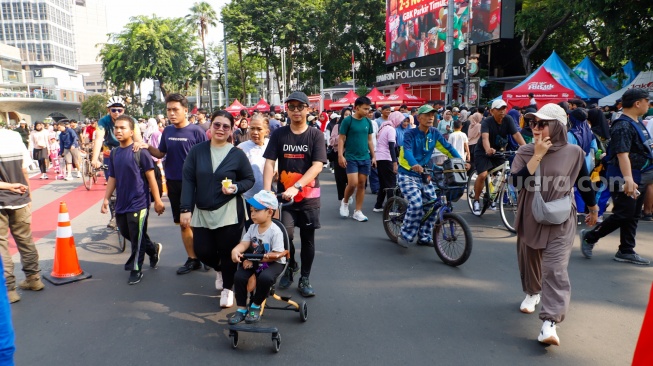 Warga berolahraga saat Car Free Day (CFD) di Bundaran HI, Jakarta, Minggu (27/10/2024). [Suara.com/Alfian Winanto]