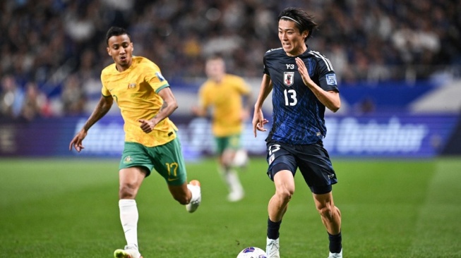 Striker timnas Jepang, Keito Nakamura mengontrol bola selama pertandingan kualifikasi Piala Dunia 2026 zona Asia antara Jepang vs Australia di Stadion Saitama di Saitama pada tanggal 15 Oktober 2024.Philip FONG / AFP.