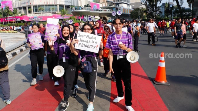 Warga berolahraga saat Car Free Day (CFD) di Bundaran HI, Jakarta, Minggu (27/10/2024). [Suara.com/Alfian Winanto]