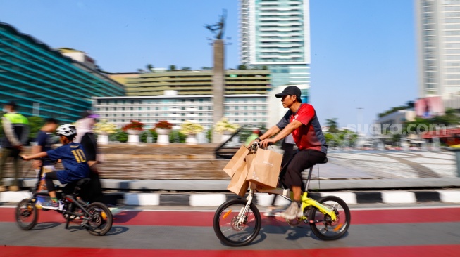 Warga berolahraga saat Car Free Day (CFD) di Bundaran HI, Jakarta, Minggu (27/10/2024). [Suara.com/Alfian Winanto]