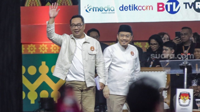 Pasangan calon Gubernur-Wakil Gubernur DKI Jakarta nomor urut satu Ridwan Kamil (kiri) dan Suswono (kanan) dalam debat kedua Pilkada 2024 di Beach City International Stadium, Jakarta, Minggu (27/10/2024). [Suara.com/Alfian Winanto]