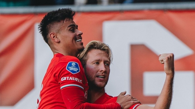 Bek Timnas Indonesia, Mees Hilgers mencetak gol untuk membantu FC Twente menang 5-0 atas Heracles dalam lanjutan Eredivisie 2024/2025, Minggu (27/10/2024) malam WIB. [Dok. Instagram/@fctwente]