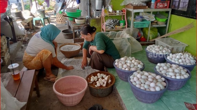 Telur Asin Desa Cermen, Produk Binaan Astra yang Berdayakan Ibu Rumah Tangga