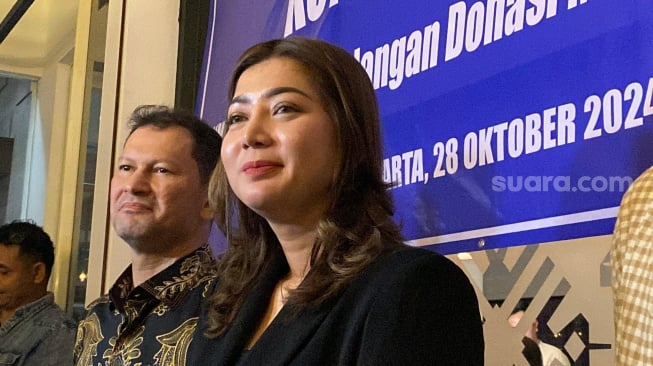 Pratiwi Noviyanthi alias Teh Novi didampingi kuasa hukumnya saat menggelar konferensi pers di kawasan Kuningan, Jakarta Selatan, Senin (28/10/2024). [Suara.com/Tiara Rosana]