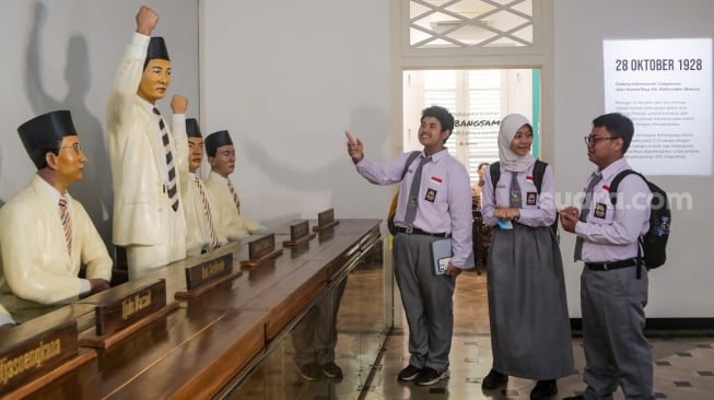 Pelajar mengunjungi Museum Sumpah Pemuda di Jakarta, Senin (28/10/2024). [Suara.com/Alfian Winanto]