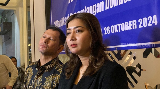 Pratiwi Noviyanthi alias Teh Novi didampingi kuasa hukumnya saat menggelar konferensi pers di kawasan Kuningan, Jakarta Selatan, Senin (28/10/2024). [Suara.com/Tiara Rosana]