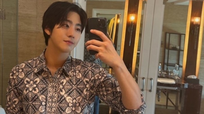 Kerennya Ahn Hyo Seop Pamer Pakai Batik Saat ke Jakarta, Netizen: Kayak Ngajak Kondangan!