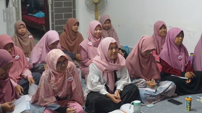 Peserta yang terdiri dari perempuan mengikuti materi dalam kegiatan Sekolah Calon Ibu (SCI) di Sleman. (dok.Istimewa)