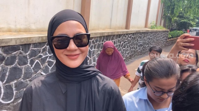 Paula Verhoeven kembali menjalani sidang cerai dengan Baim Wong di Pengadilan Agama Jakarta Selatan, Senin (28/10/2024). [Adiyoga Priyambodo/Suara.com]