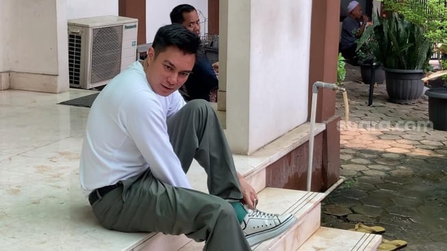 Jelang Sidang Cerai Lawan Paula Verhoeven, Baim Wong Jadi Imam Salat Dzuhur di PA Jakarta Selatan