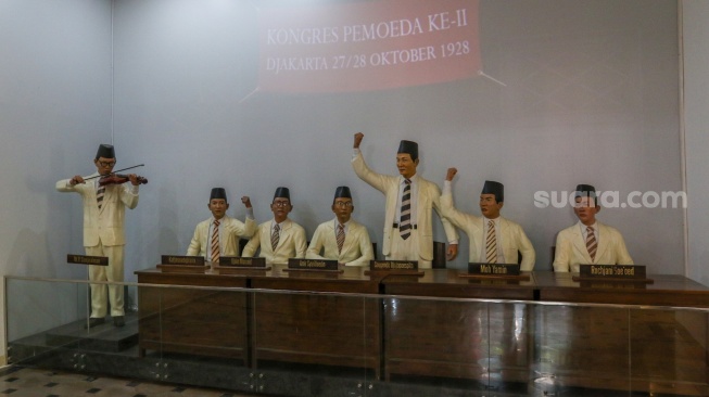 Pengunjung melihat diorama yang ditampilkan di Museum Sumpah Pemuda di Jakarta, Senin (28/10/2024). [Suara.com/Alfian Winanto]