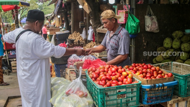 Suasana aktivitas perdagangan  di Pasar Senen, Jakarta, Senin (28/10/2024). [Suara.com/Alfian Winanto]
