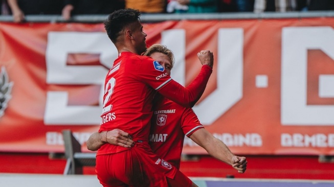 Bek Timnas Indonesia, Mees Hilgers mencetak gol untuk membantu FC Twente menang 5-0 atas Heracles dalam lanjutan Eredivisie 2024/2025, Minggu (27/10/2024) malam WIB. [Dok. Instagram/@fctwente]