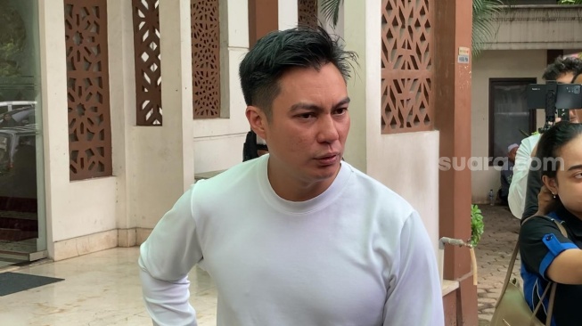 Ragam Tingkah Baim Wong Jelang Sidang Cerai, sampai Diledek Caper: Makan di Warteg dan Jadi Imam Salat